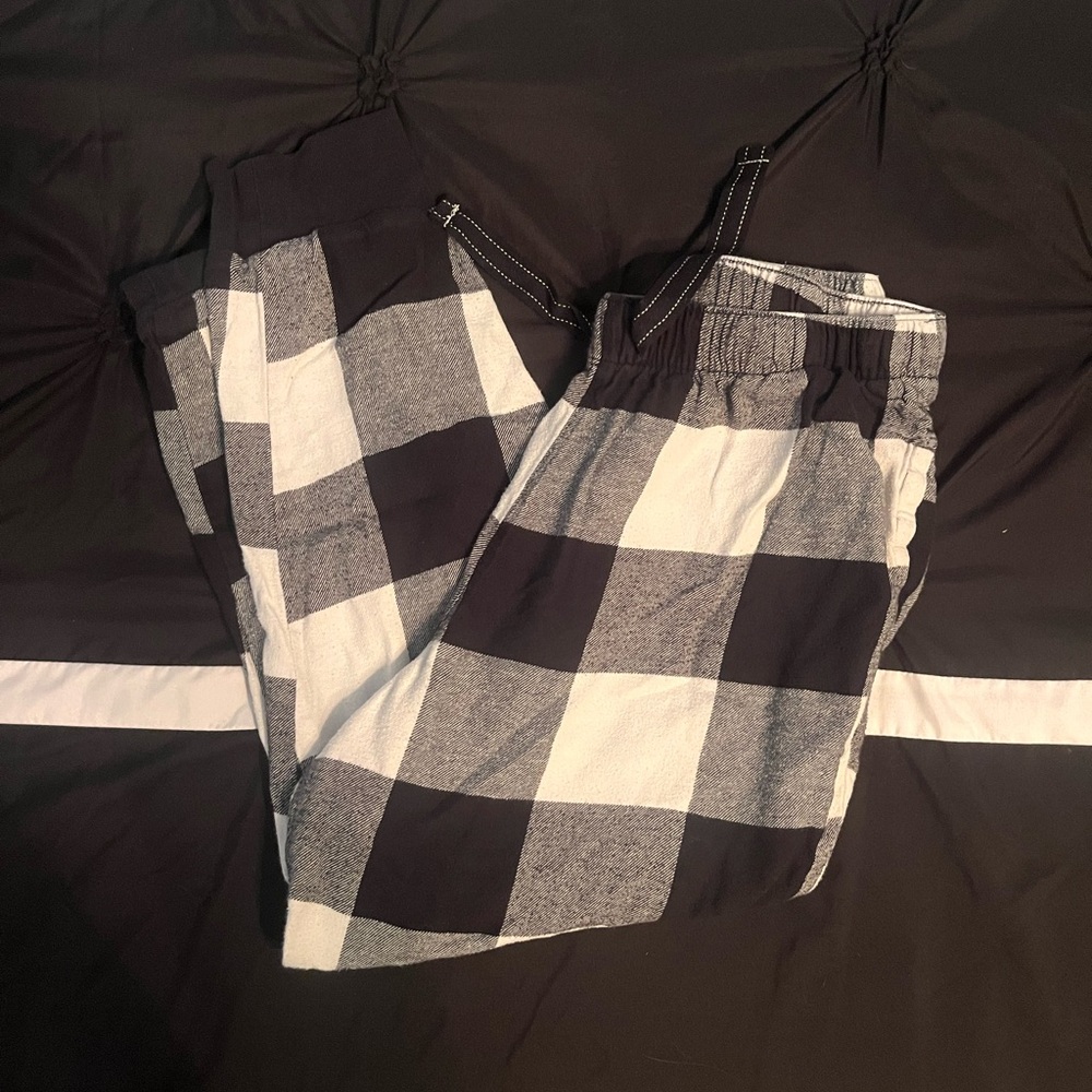 Women’s Old Navy Black and White Checkered Pajama Pants